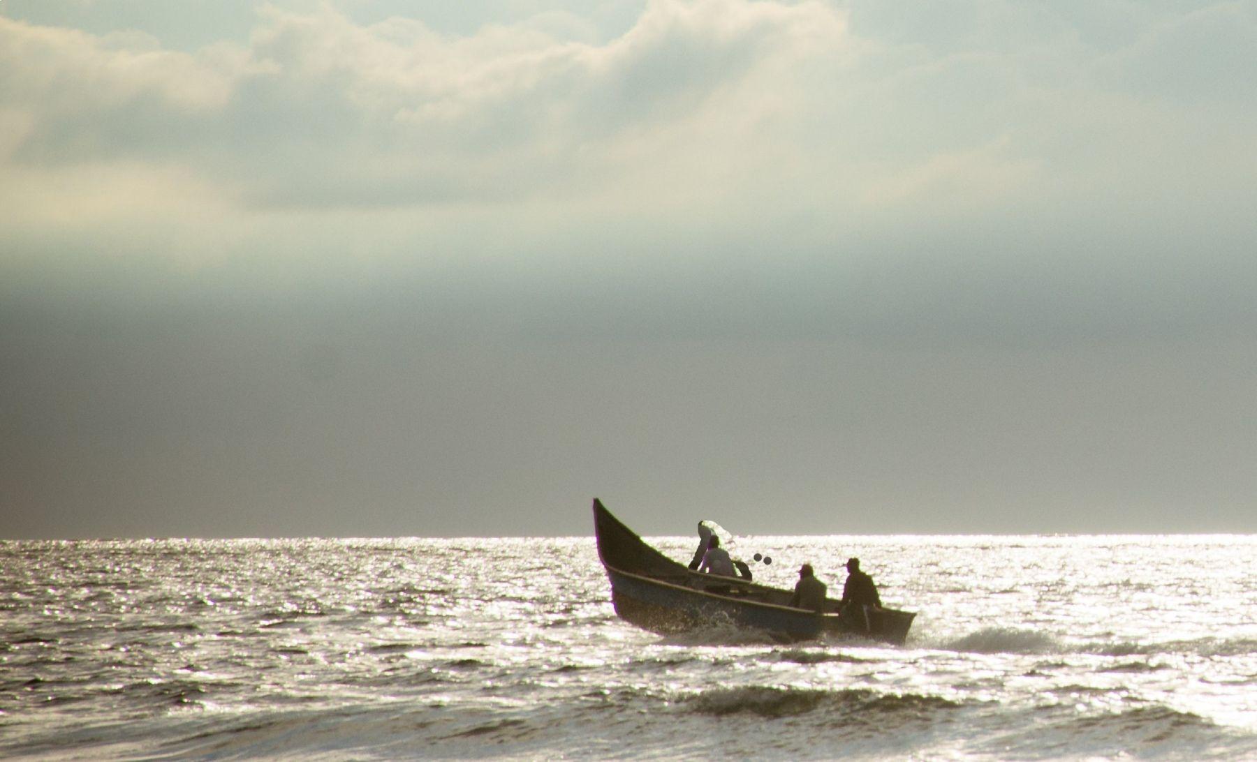 Una lancha con pescadores en el mar Pacífico de Colombia