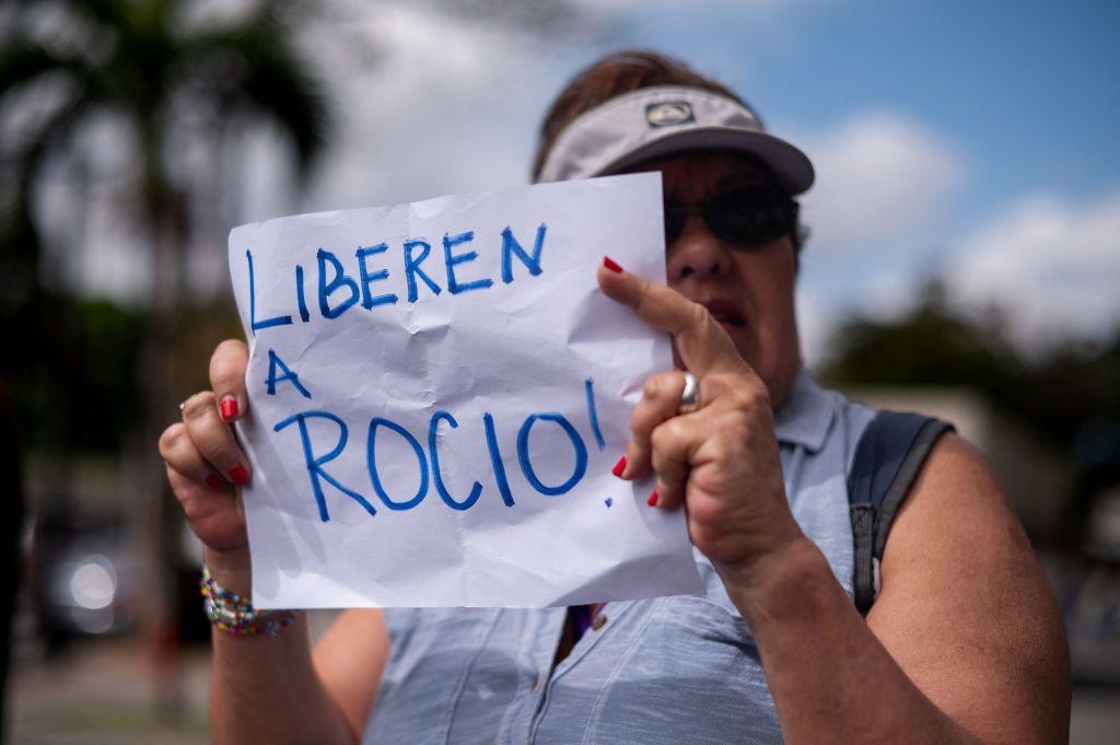 Una mujer exhibe en Caracas un cartel con el mensaje "liberen a Rocío".