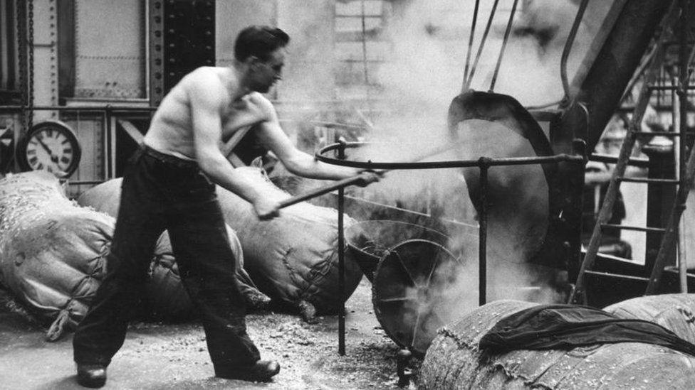 Un trabajador en la cervecería Guinness en 1953