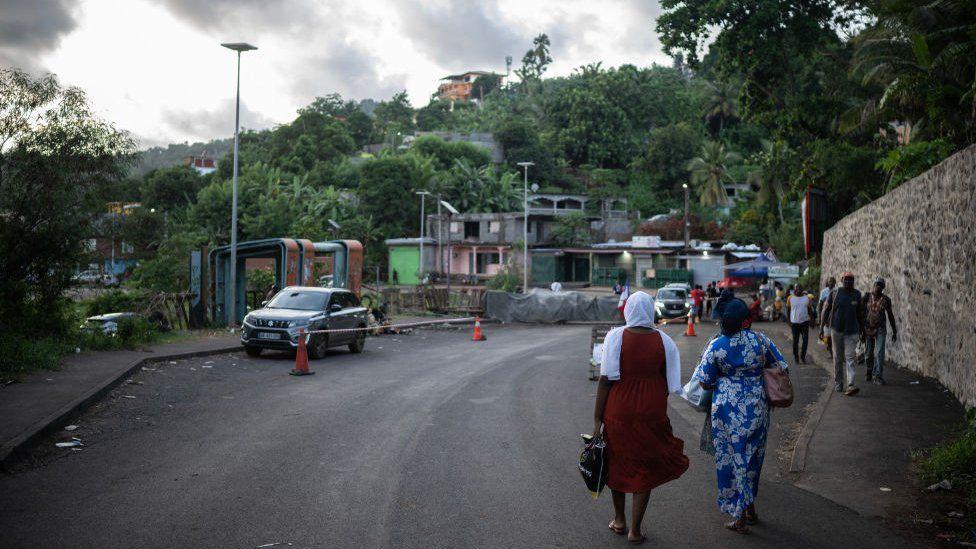 Habitantes de Mayotte caminan en una de sus calles
