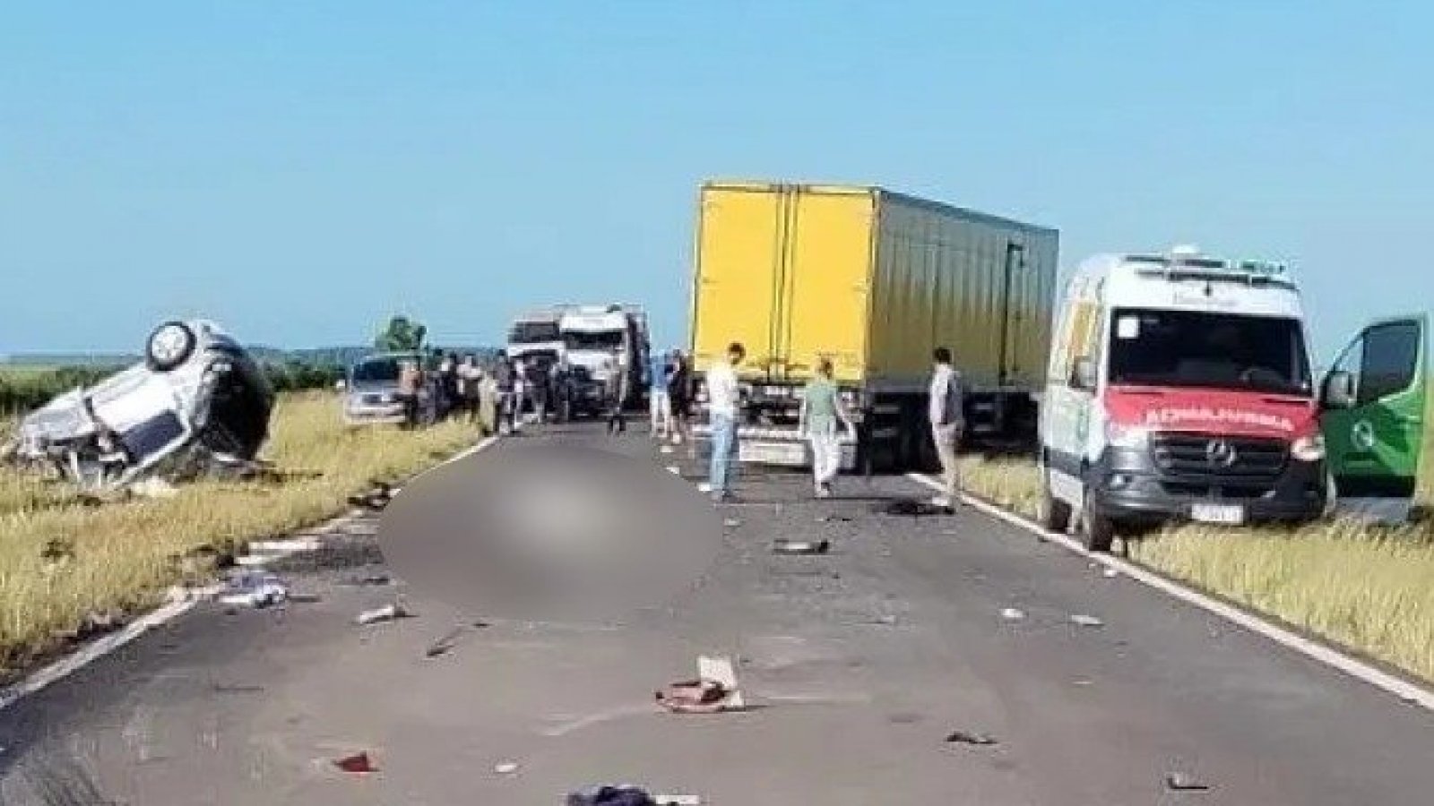 Brutal accidente vehicular: Familia muere tras chocar con camión de correo