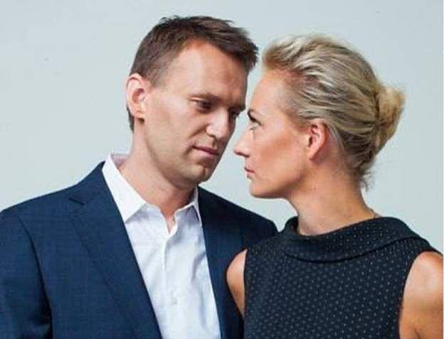 Navalny y su esposa