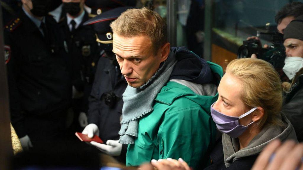 Navalny con su esposa, antes de volar de regreso a Rusia tras recuperarse del envenenamiento por Novichok.