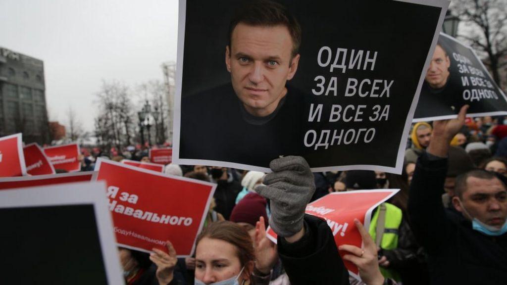 Manifestantes pidiendo la liberación de Navalny en una protesta en Moscú en 2021.