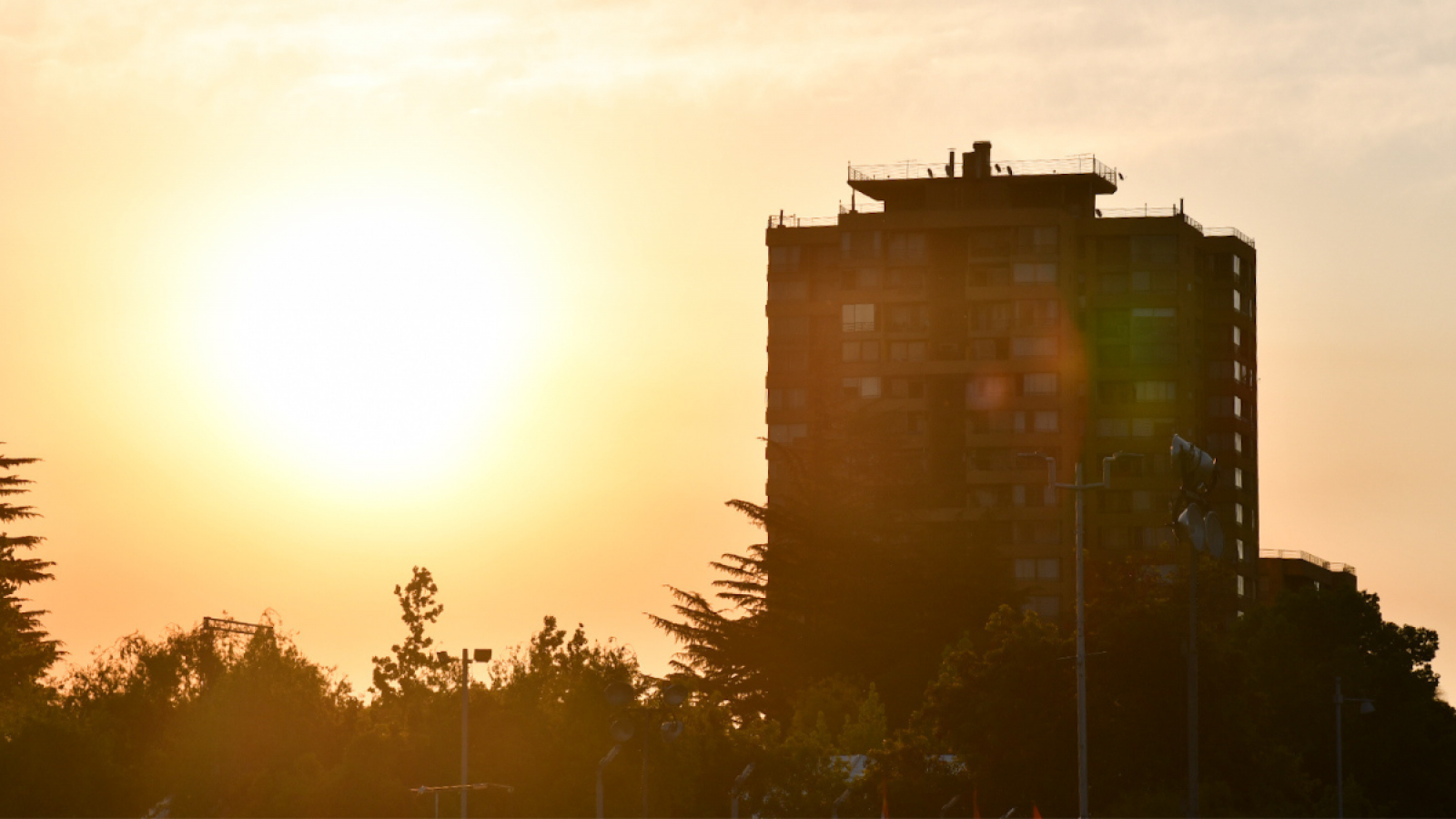 Hasta 37°: Emiten alerta por "altas temperaturas extremas" en 10 regiones del país