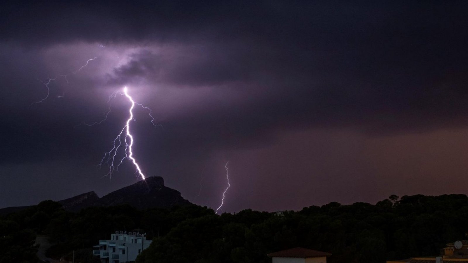 Tormentas eléctricas: emiten alerta meteorológica para dos regiones del país