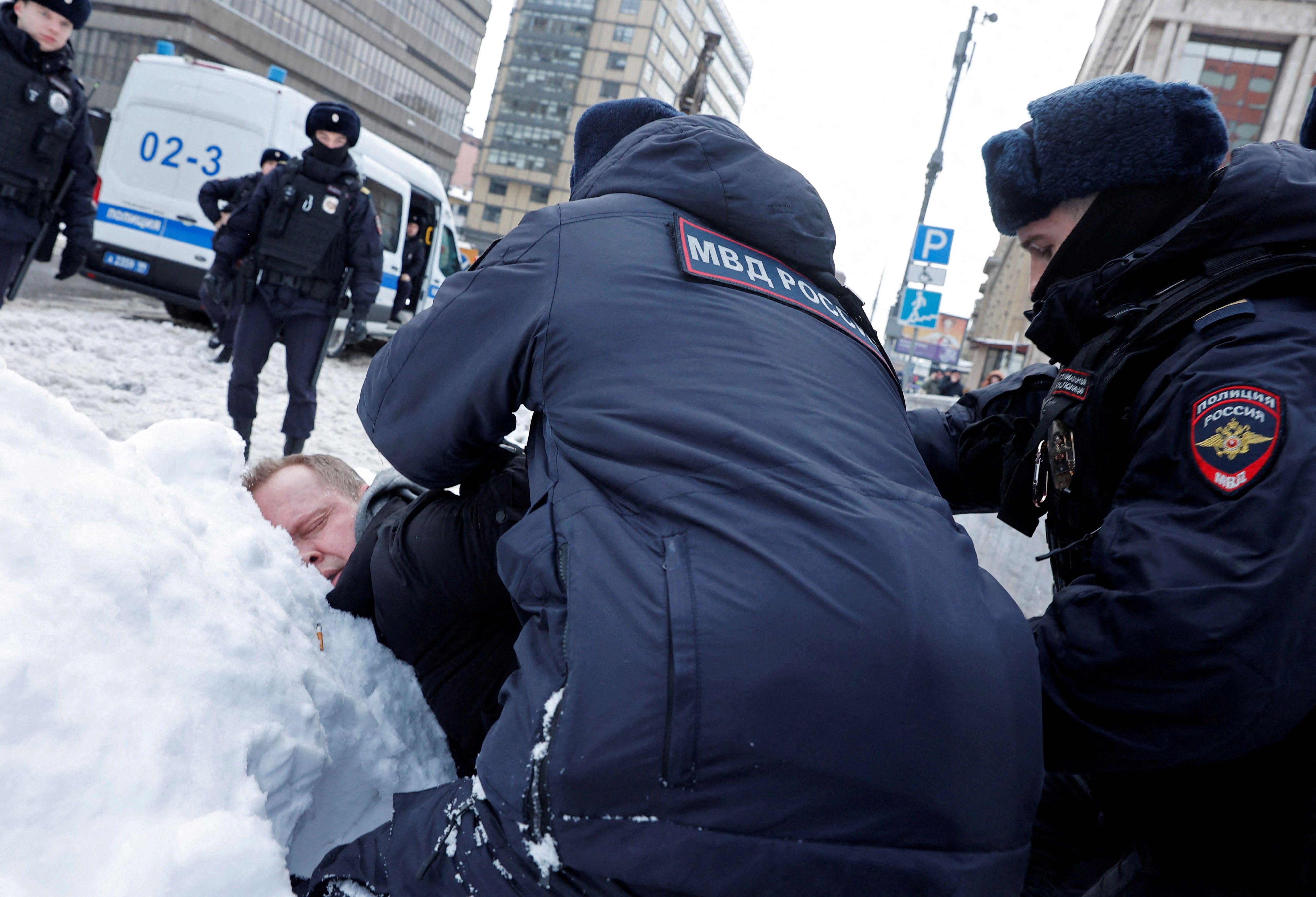 La policía de Moscú al momento de detener a otro hombre que se acercó a un acto en memoria de Navalny