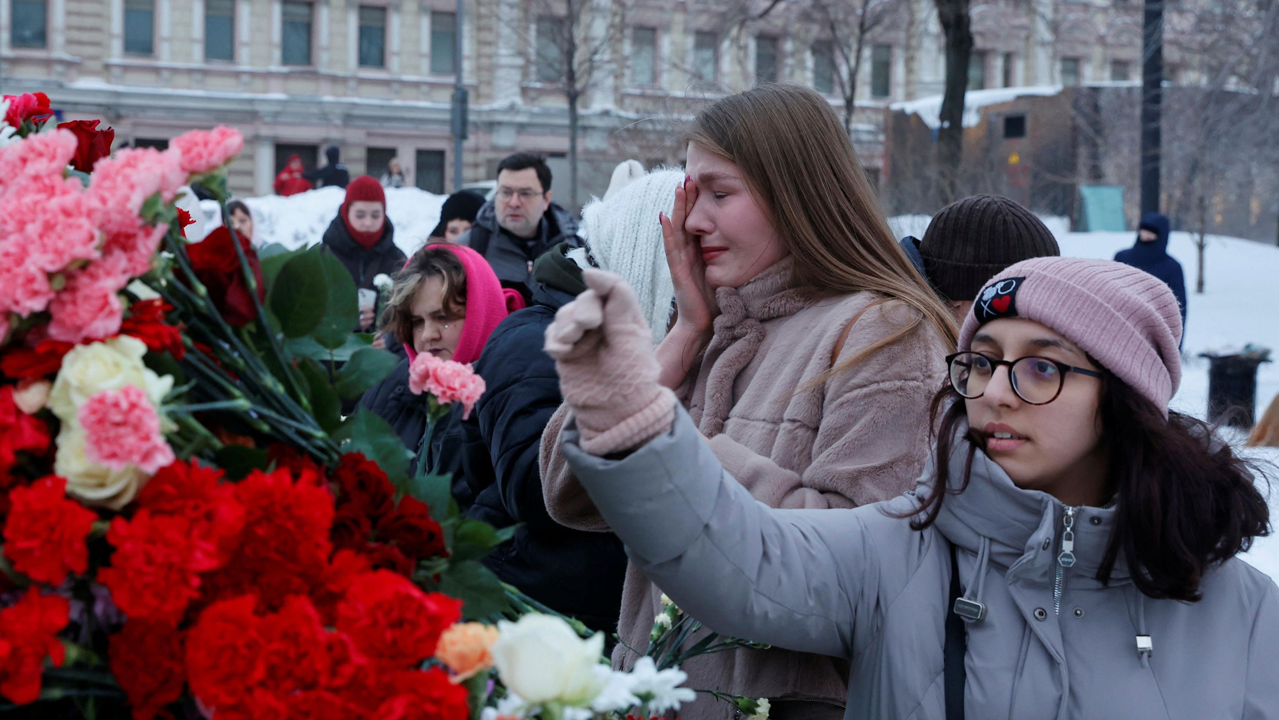 Simpatizantes en Moscú depositan flores en el monumento de piedra Solovetsky a las víctimas de la represión política en honor a Navalny