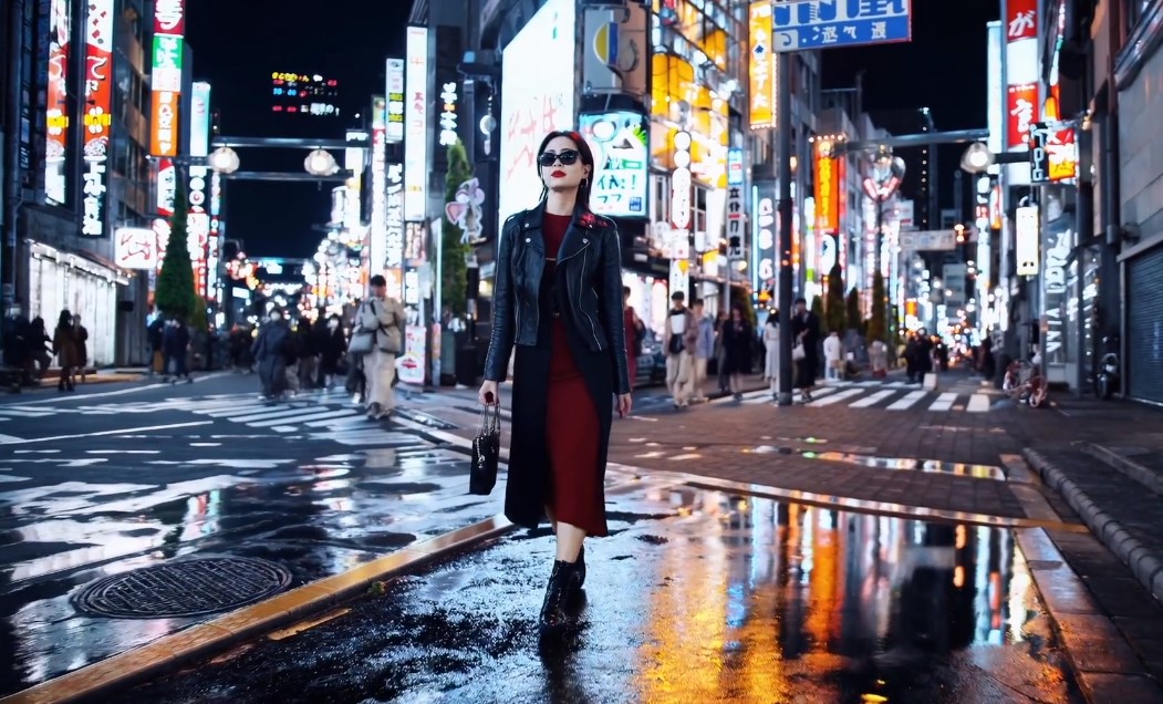 Sora, mujer caminando en tokyo.