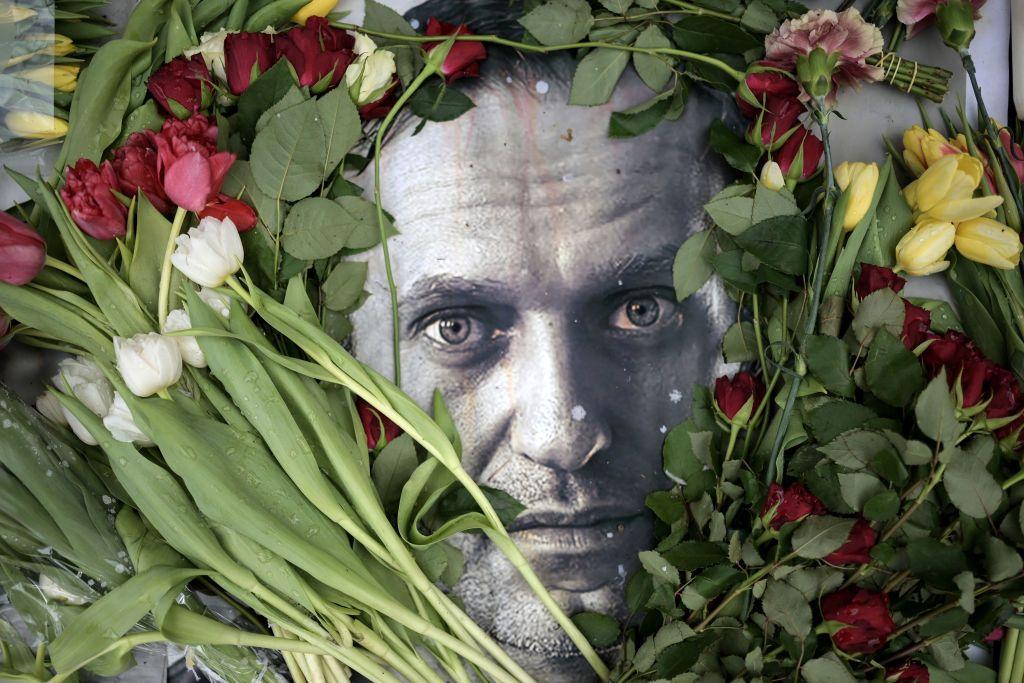 Flores en una vigilia en honor a Alexei Navalny.