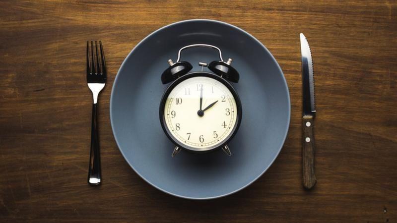 Reloj dentro de un plato