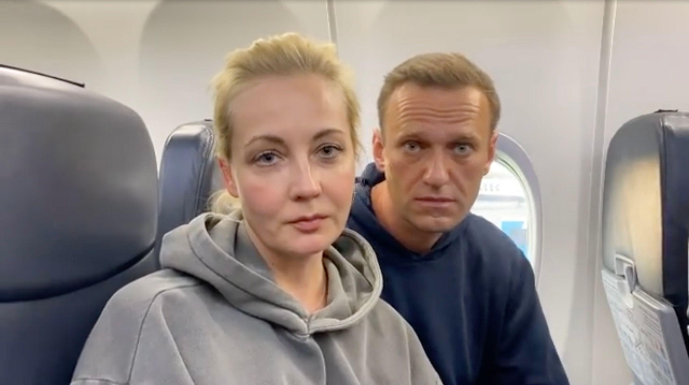 Alexei Navalny y Yulia Navalnaya en el avión que los llevó de regreso a Moscú en 2021.