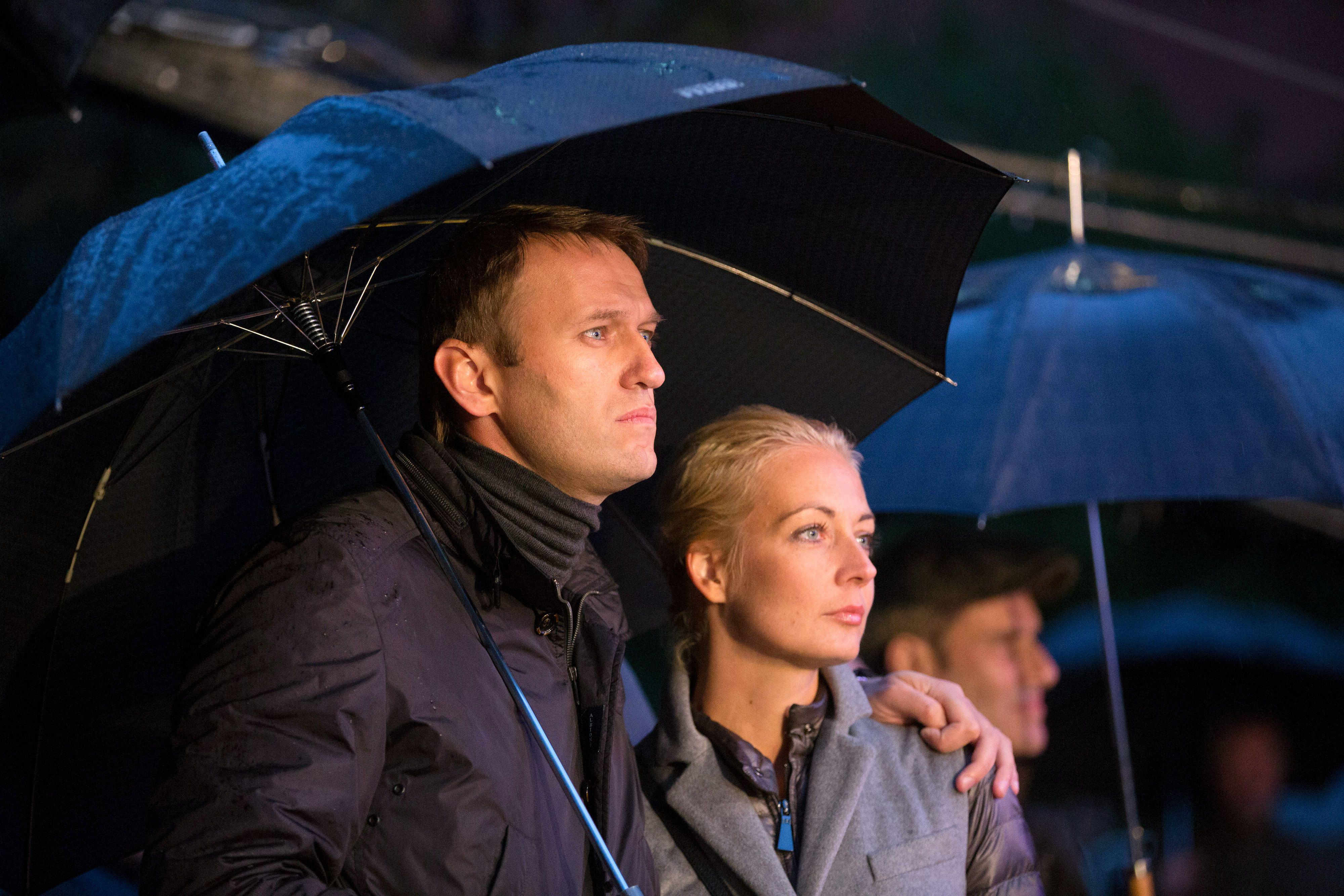 Alexei Navalny y su esposa en una manifstación política.