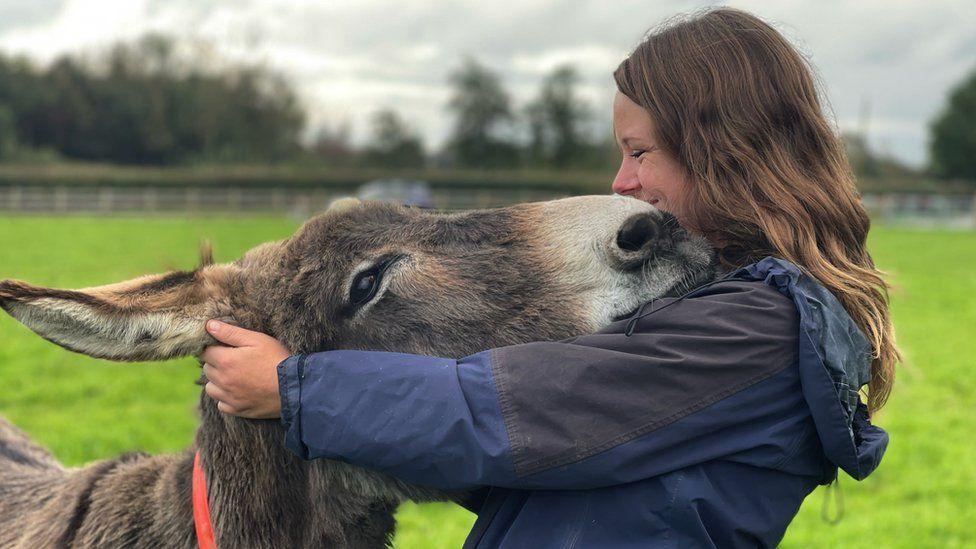Janneke Merkx con uno de los burros en el Santuario de burros