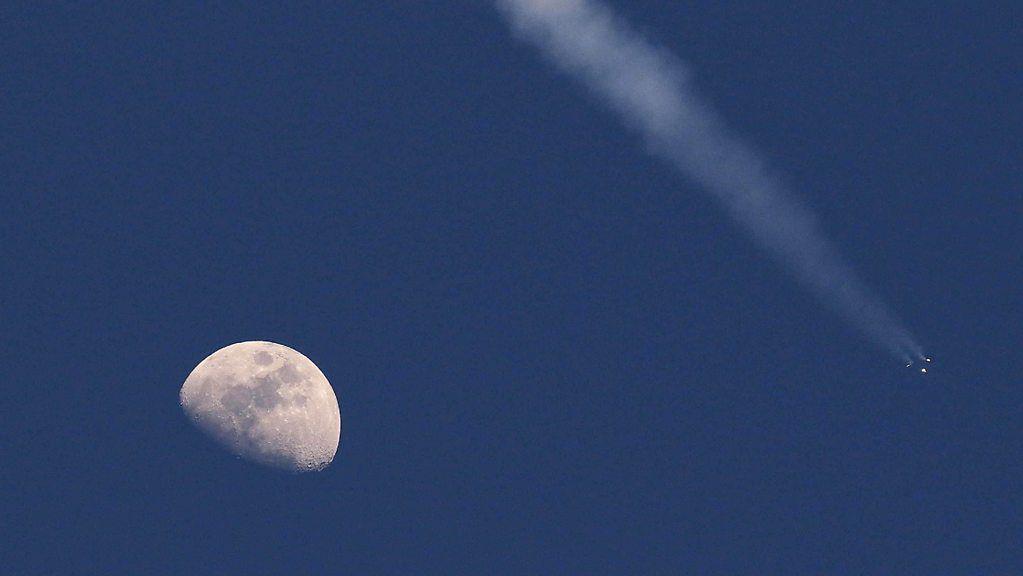 La Luna y una nave cerca