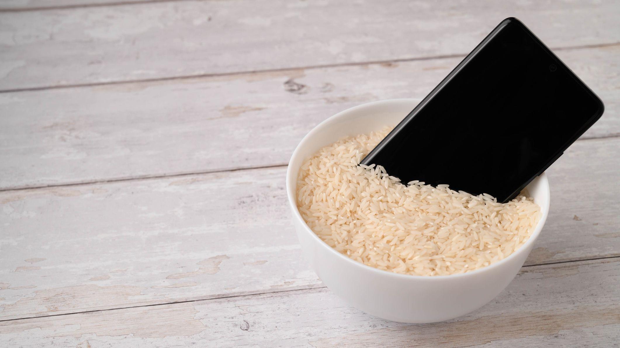 Un teléfono en un tazón de arroz