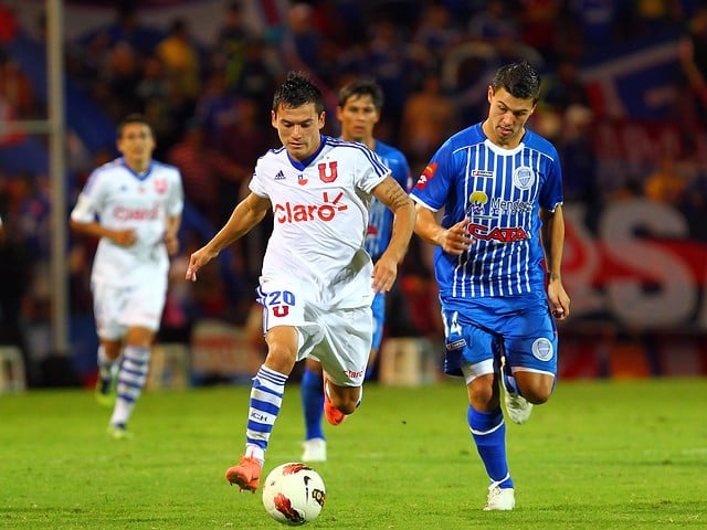 Charles Aránguiz en partido de la Universidad de Chile y Godoy Cruz