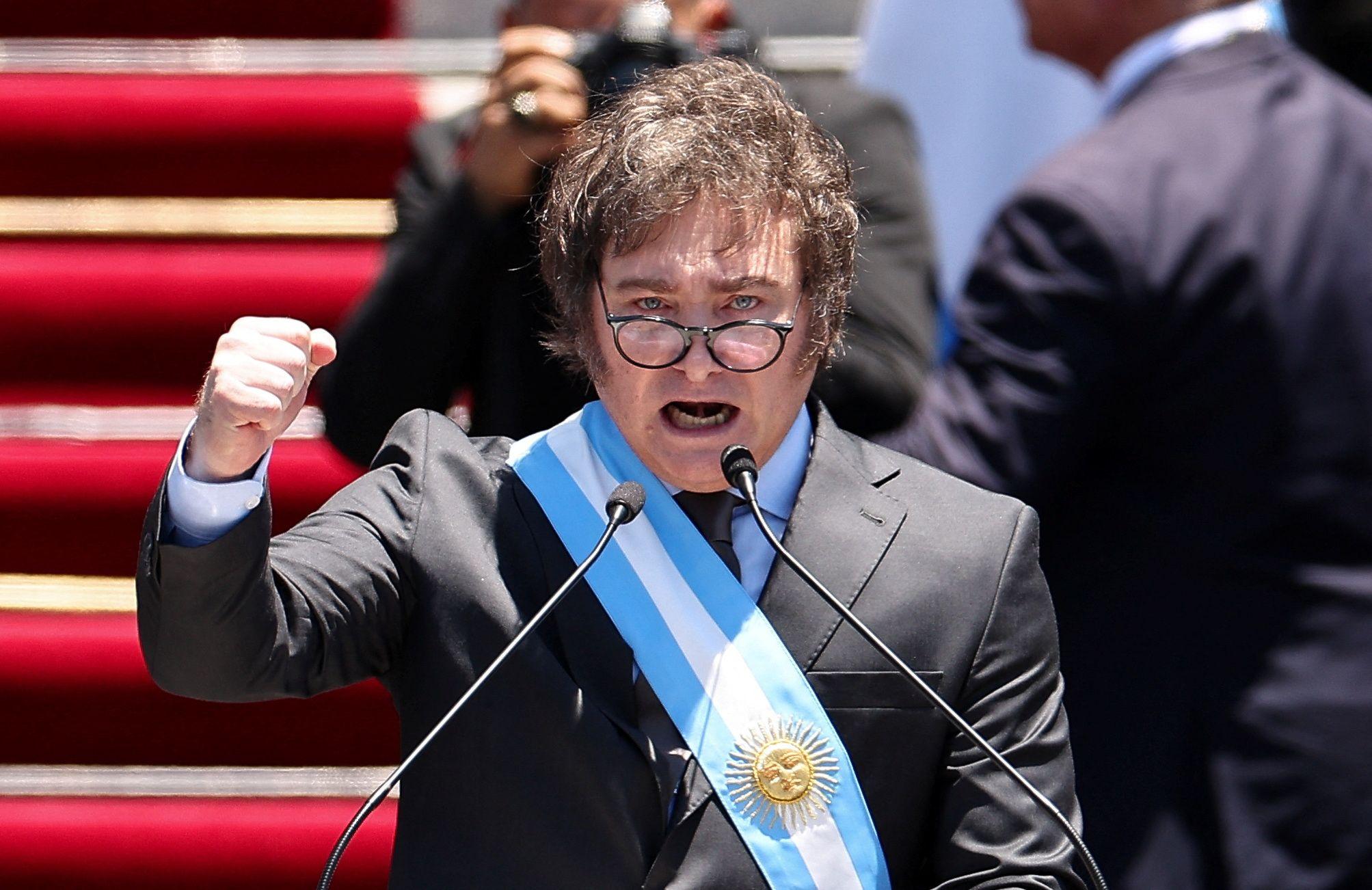 Milei dando su discurso de asunción en las escalinatas del Congreso el 10 de diciembre de 2023.