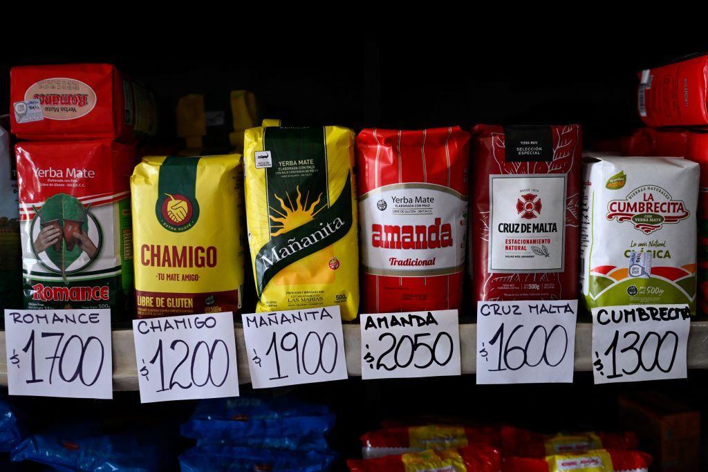 Paquetes de yerba con sus precios, en enero. 