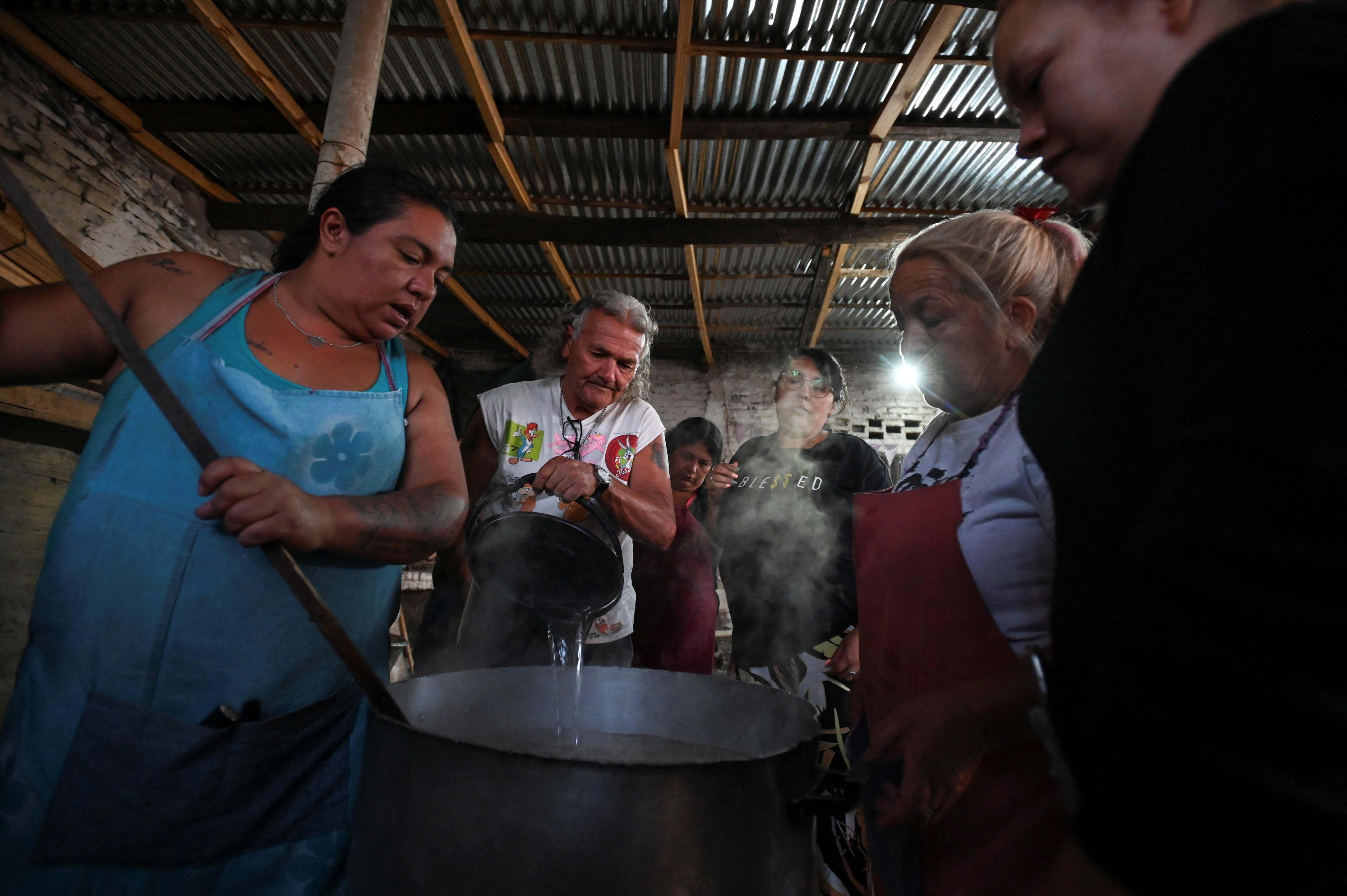 Mujeres cocinando en un comedor popular en Villa Fiorito, Buenos Aires 