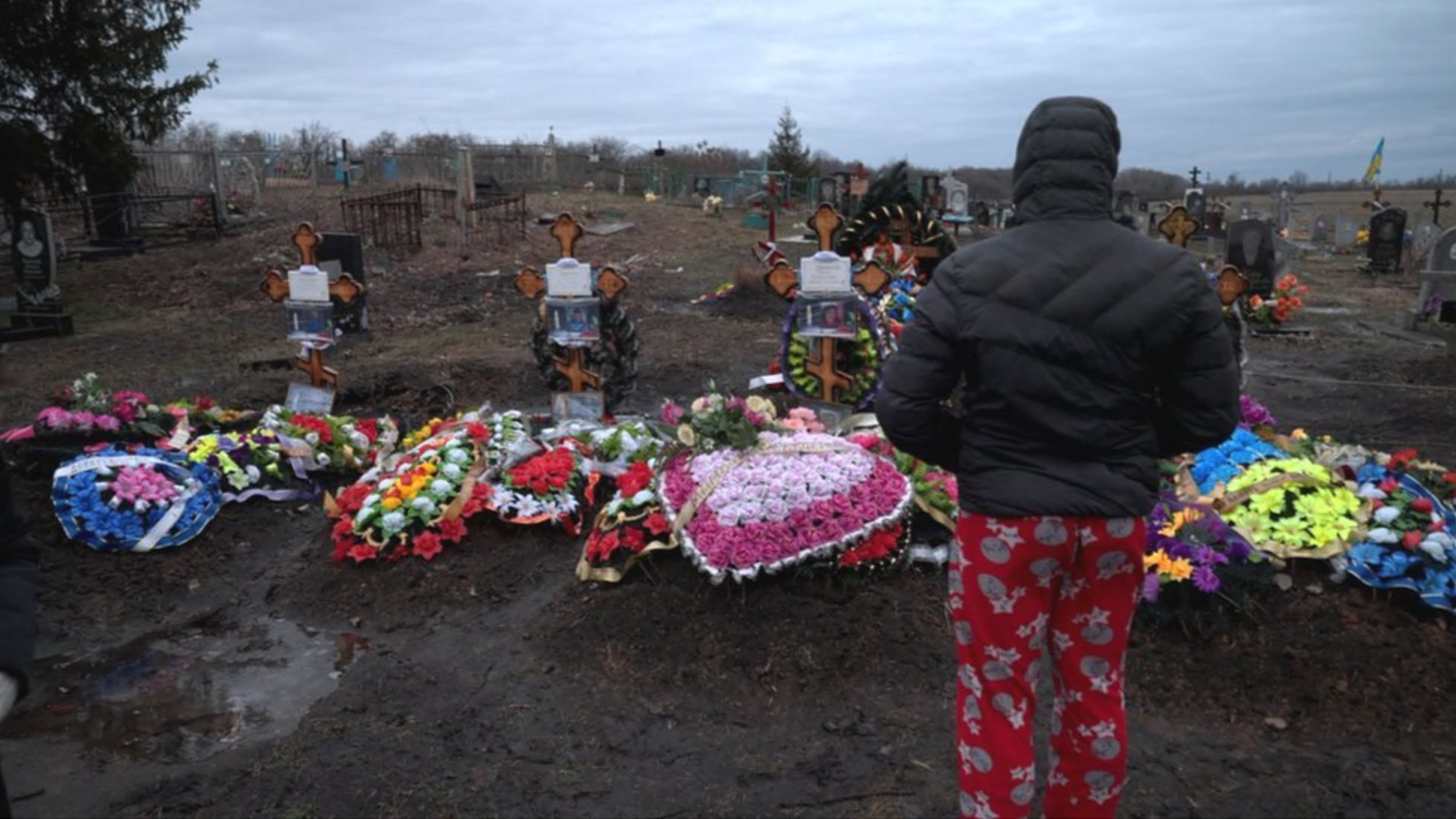 Dima Panteleiev observa las tumbas de su madre, su padre y sus abuelos, todos asesinados en el ataque ruso