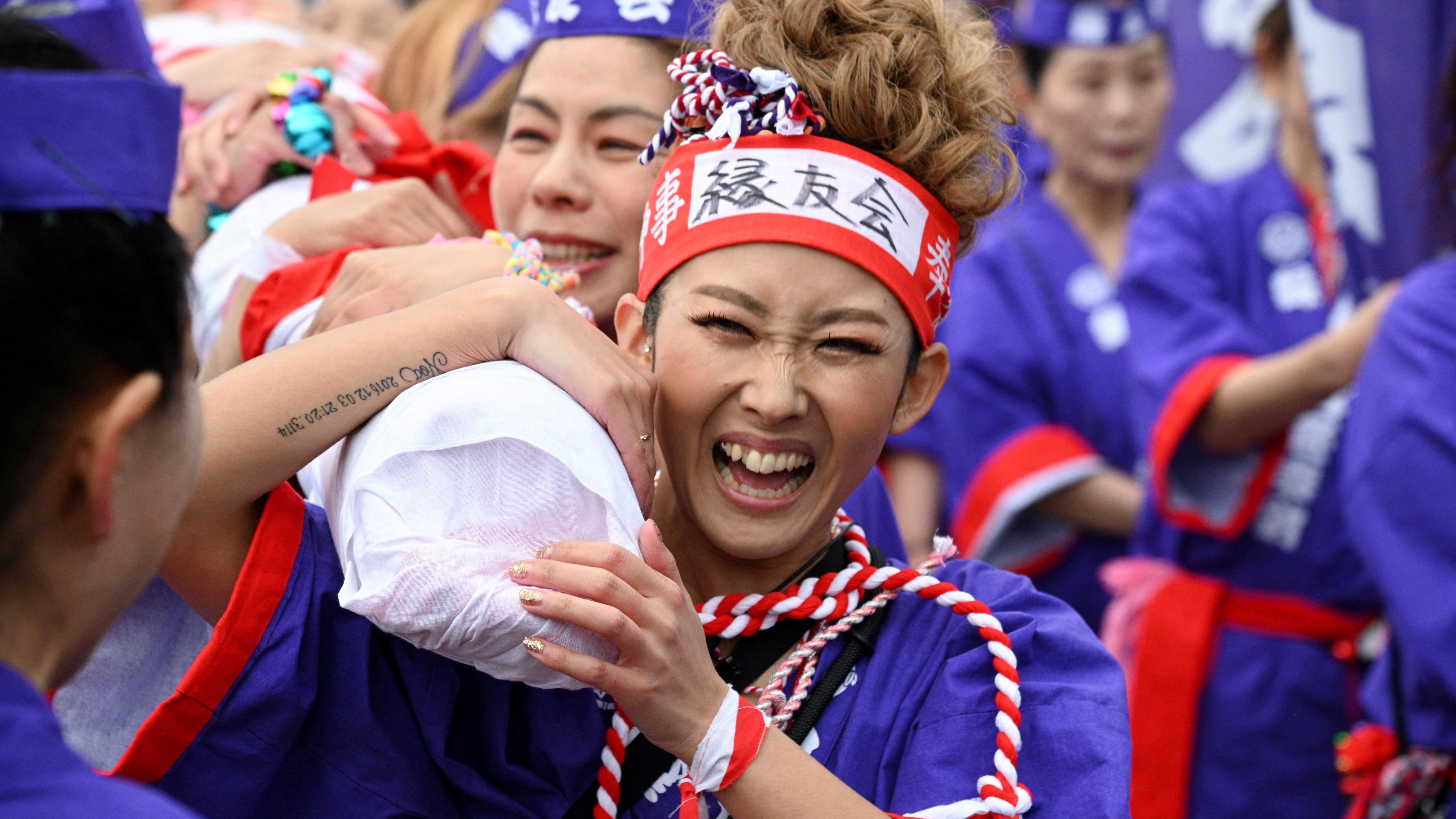 Una mujer en el festival del desnudo de Japón.