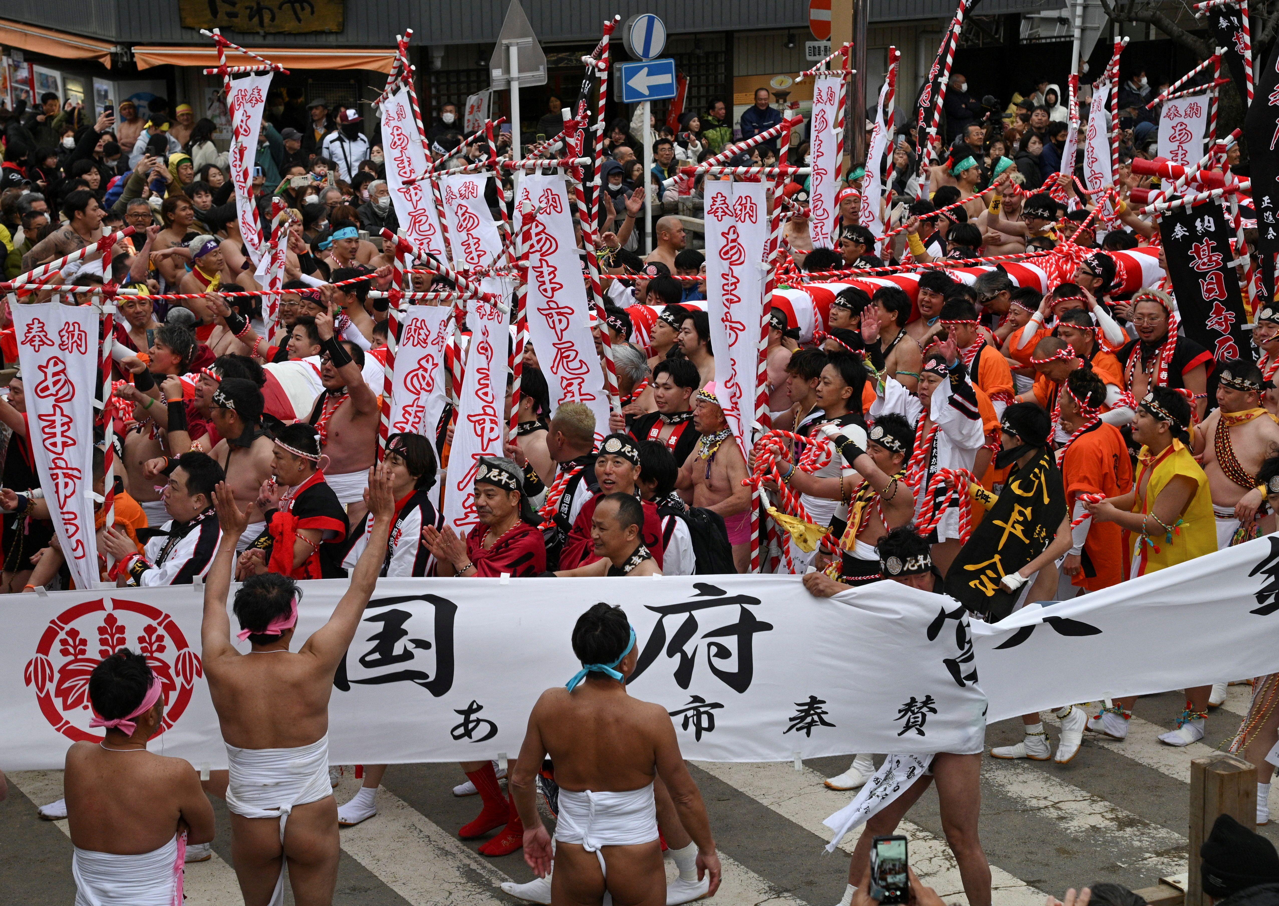 Hombres en el festival de Hadaka Matsuri.