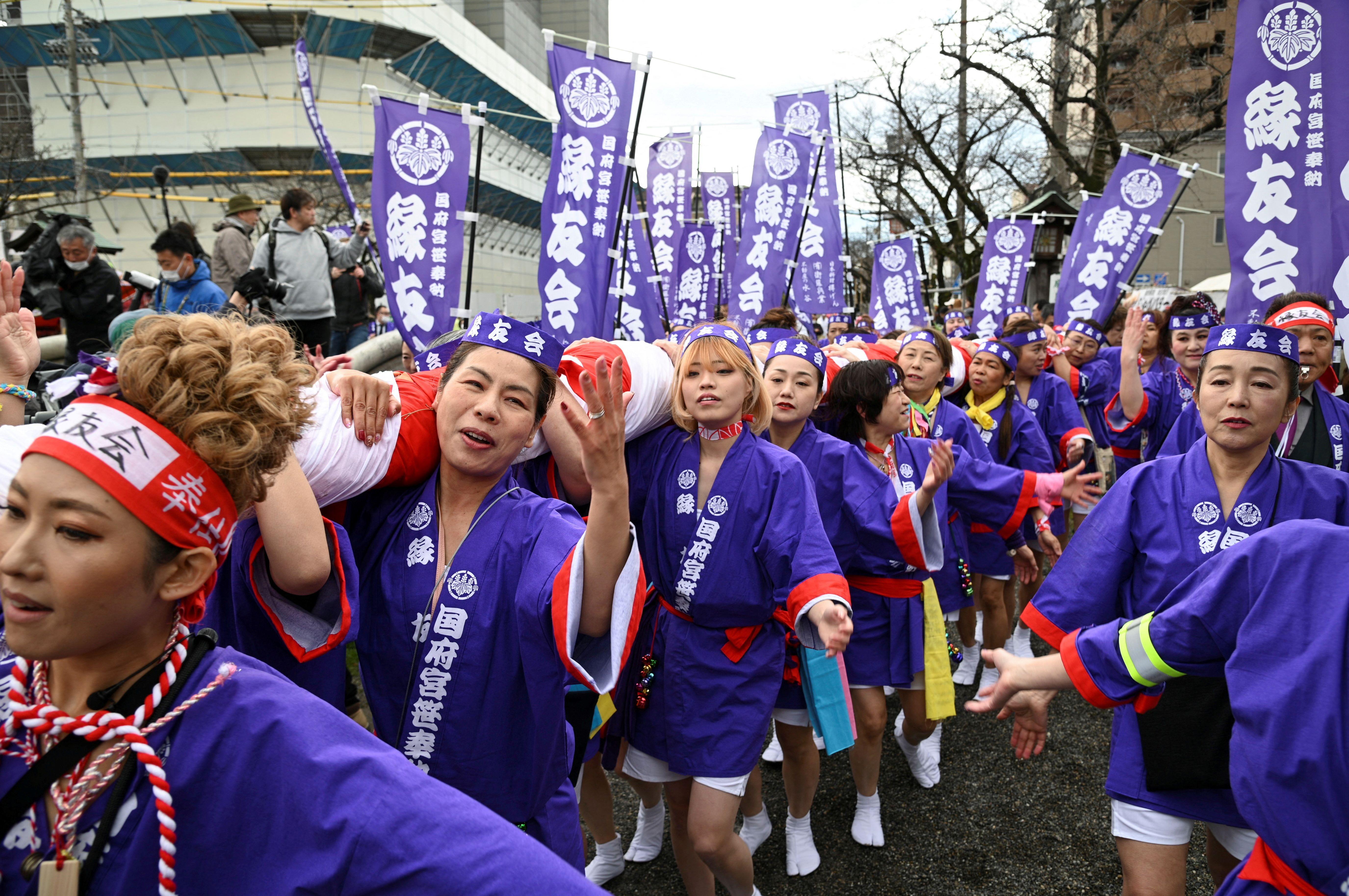 Mujeres en el festival de Hadaka Matsuri.