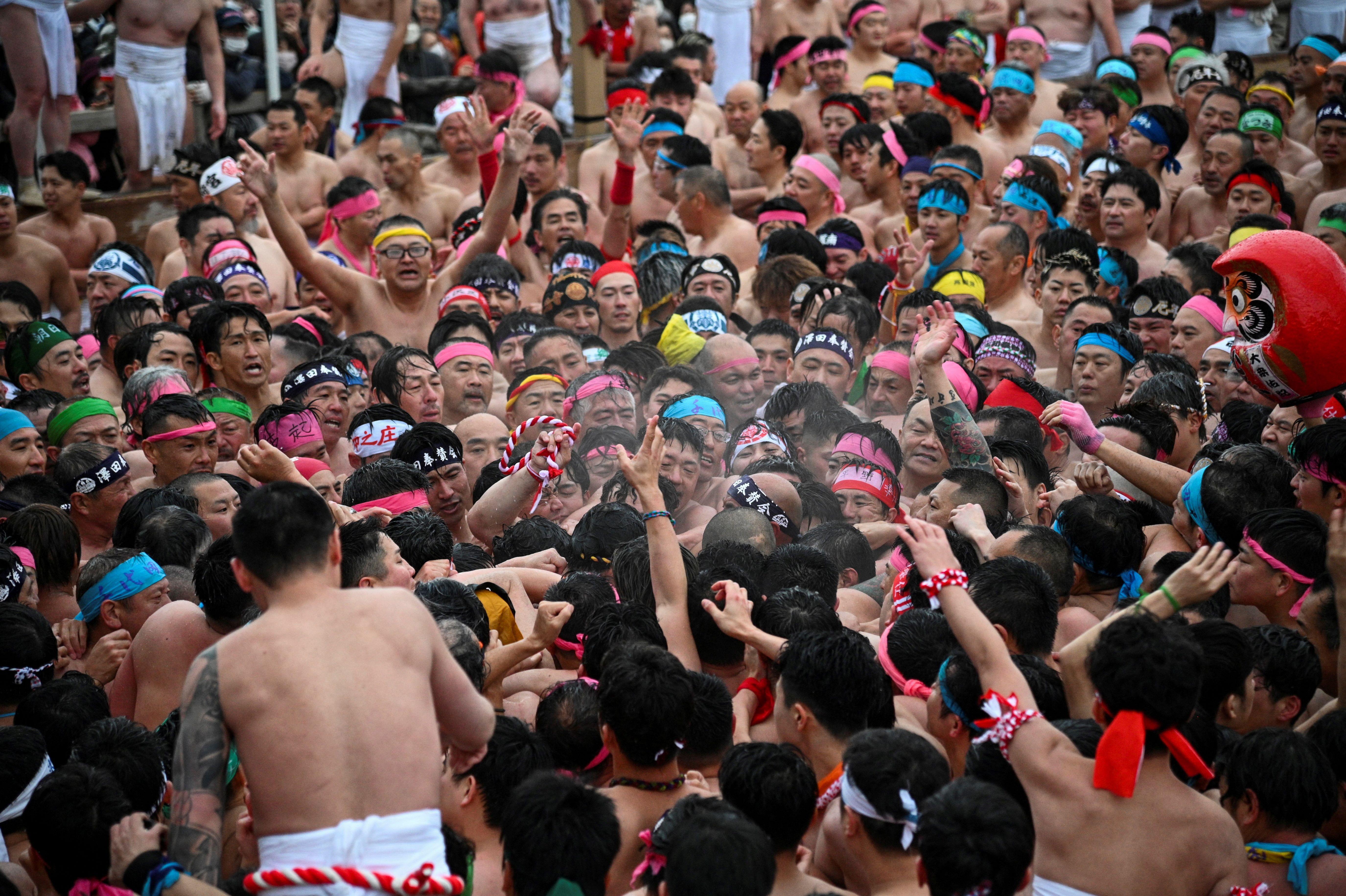 Hombres en el festival de Hadaka Matsuri.