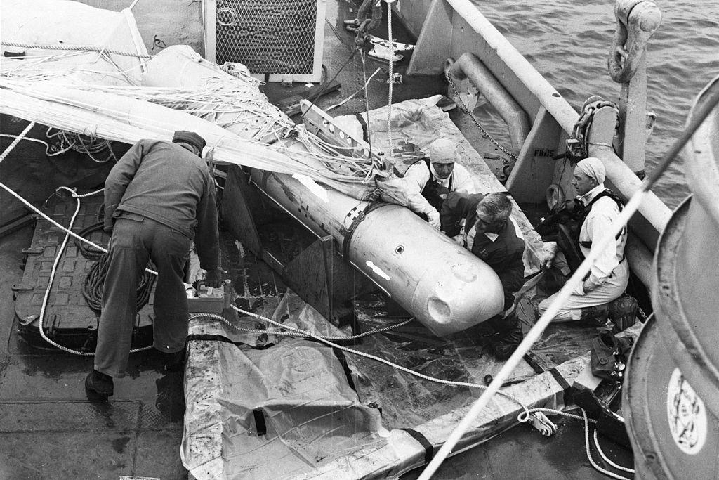 Una de las bombas estadounidenses que cayeron en el accidente de Palomares, tras ser recuperada del mar Mediterráneo.