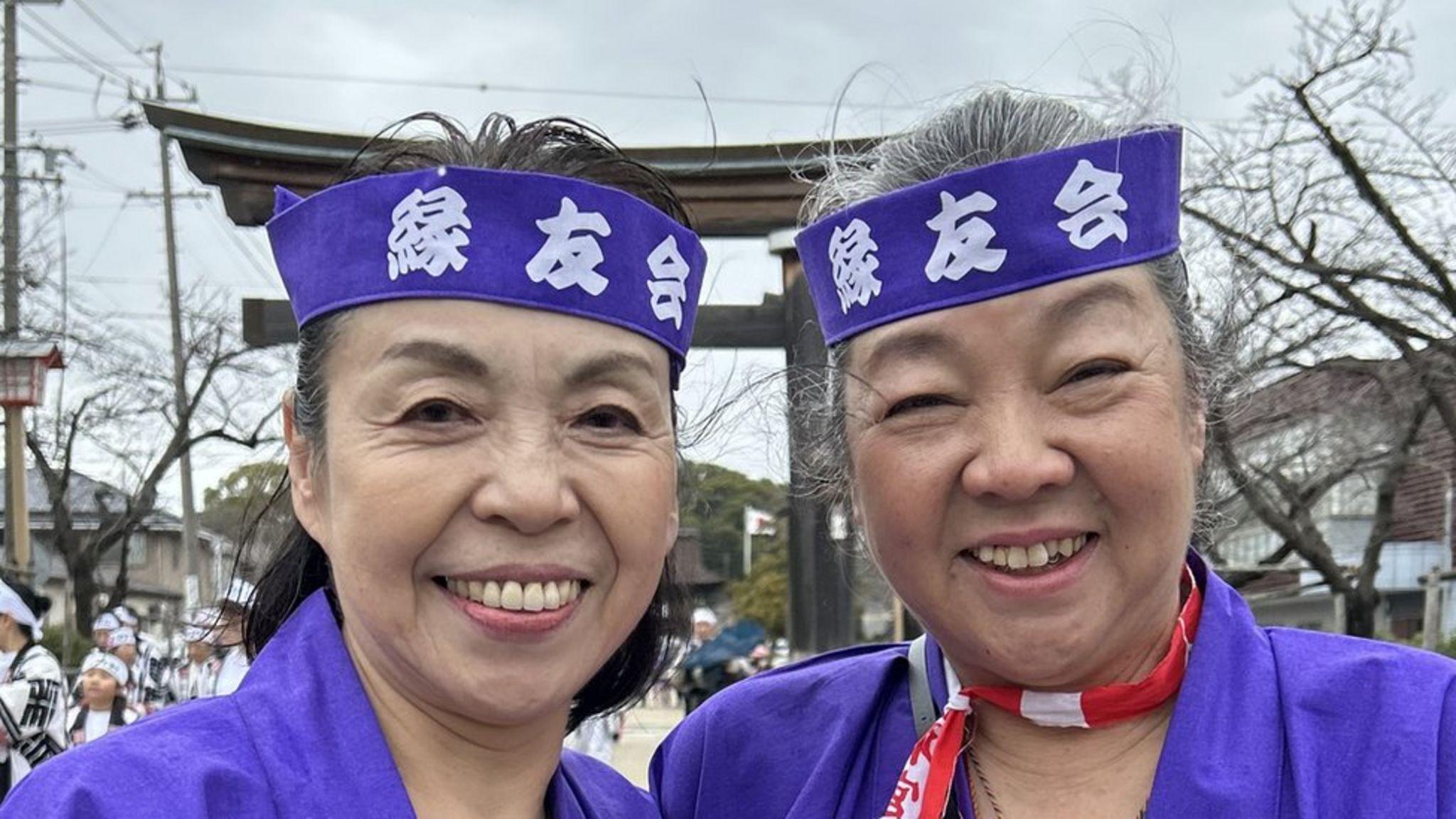 Dos mujeres en el festivla de Hadaka Matsuri.