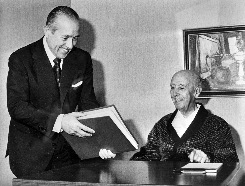 Franco, en bata y sentado, recibe a Carlos Arias Navarro.