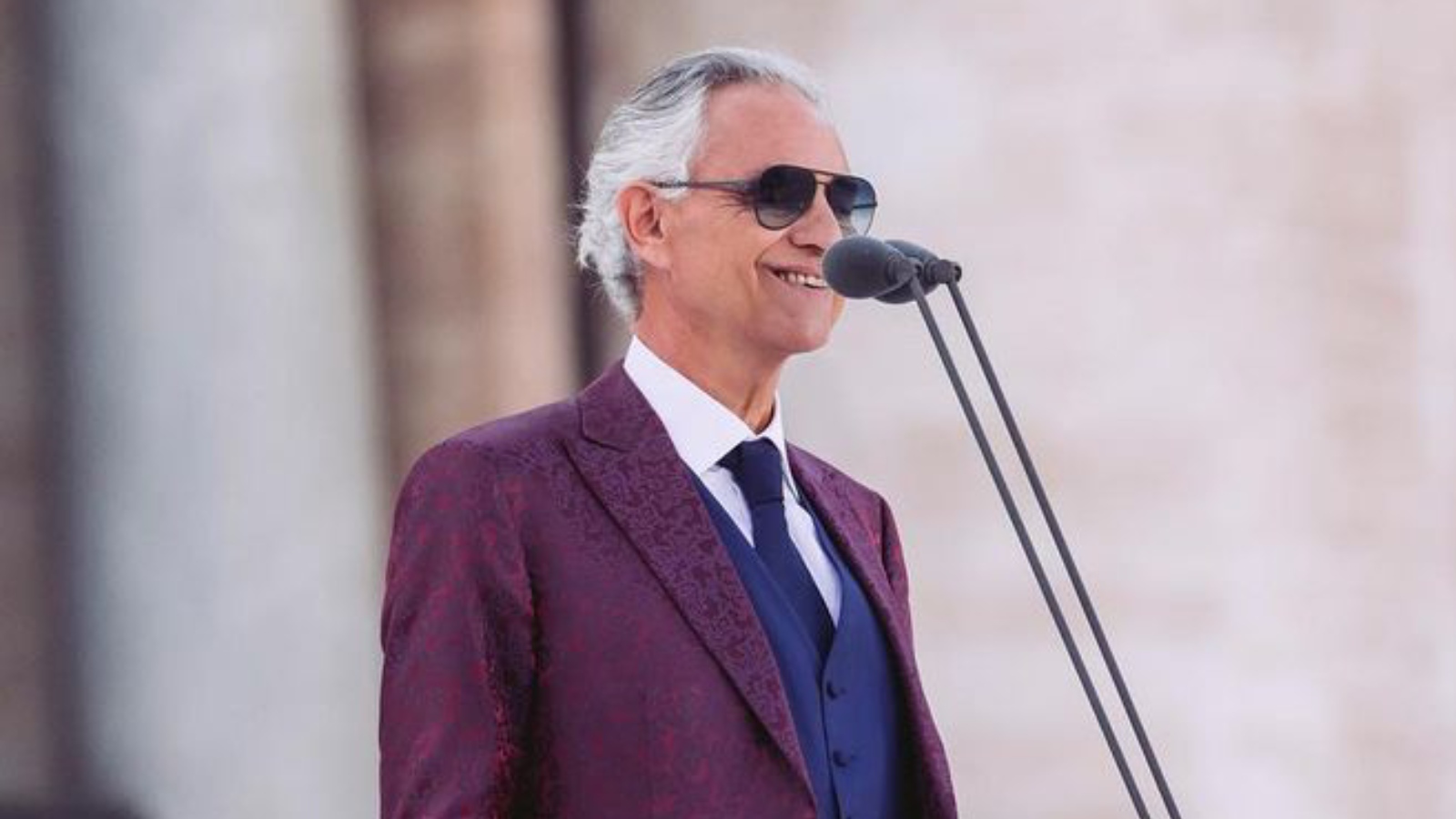 Andrea Bocelli sonriendo durante presentación