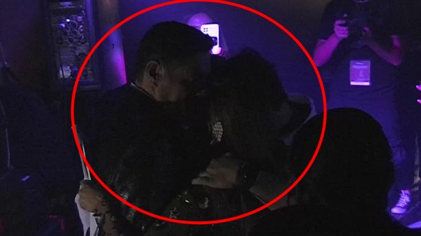 Abrazo entre Francisco Saavedra y María Luisa Godoy con sus esposos