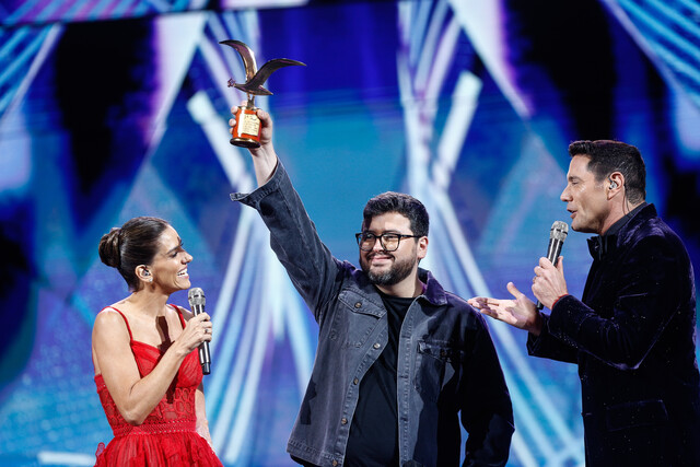 Luis Slimming recibiendo la gaviota de oro