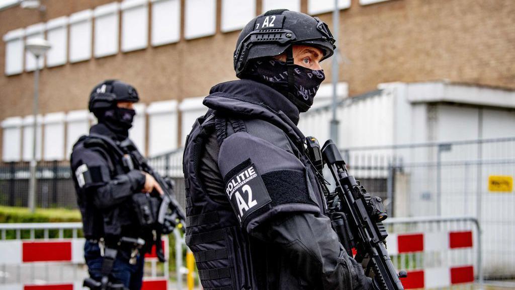 Policías frente a un tribunal en Países Bajos