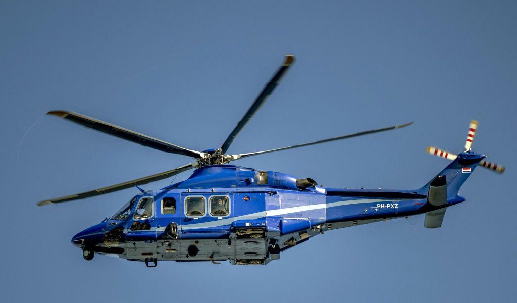 helicoptero sobrevuela un tribunal en Holanda