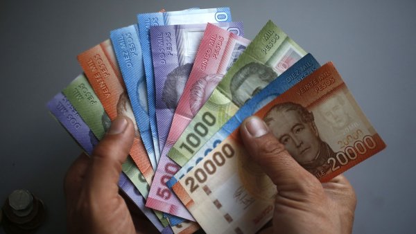 Ex Bono Marzo 2024. Mano con billetes.