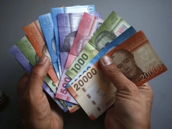 Ex Bono Marzo 2024. Mano con billetes.