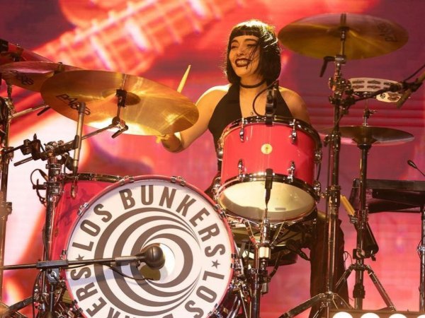 Cancamusa tocando con Los Bunkers