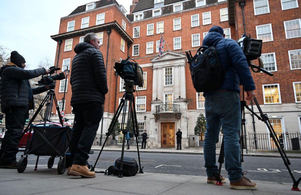 Camarógrafos con cámaras de televisión frente al hospital donde fue internada la princesa Kate de Gales en Londres.