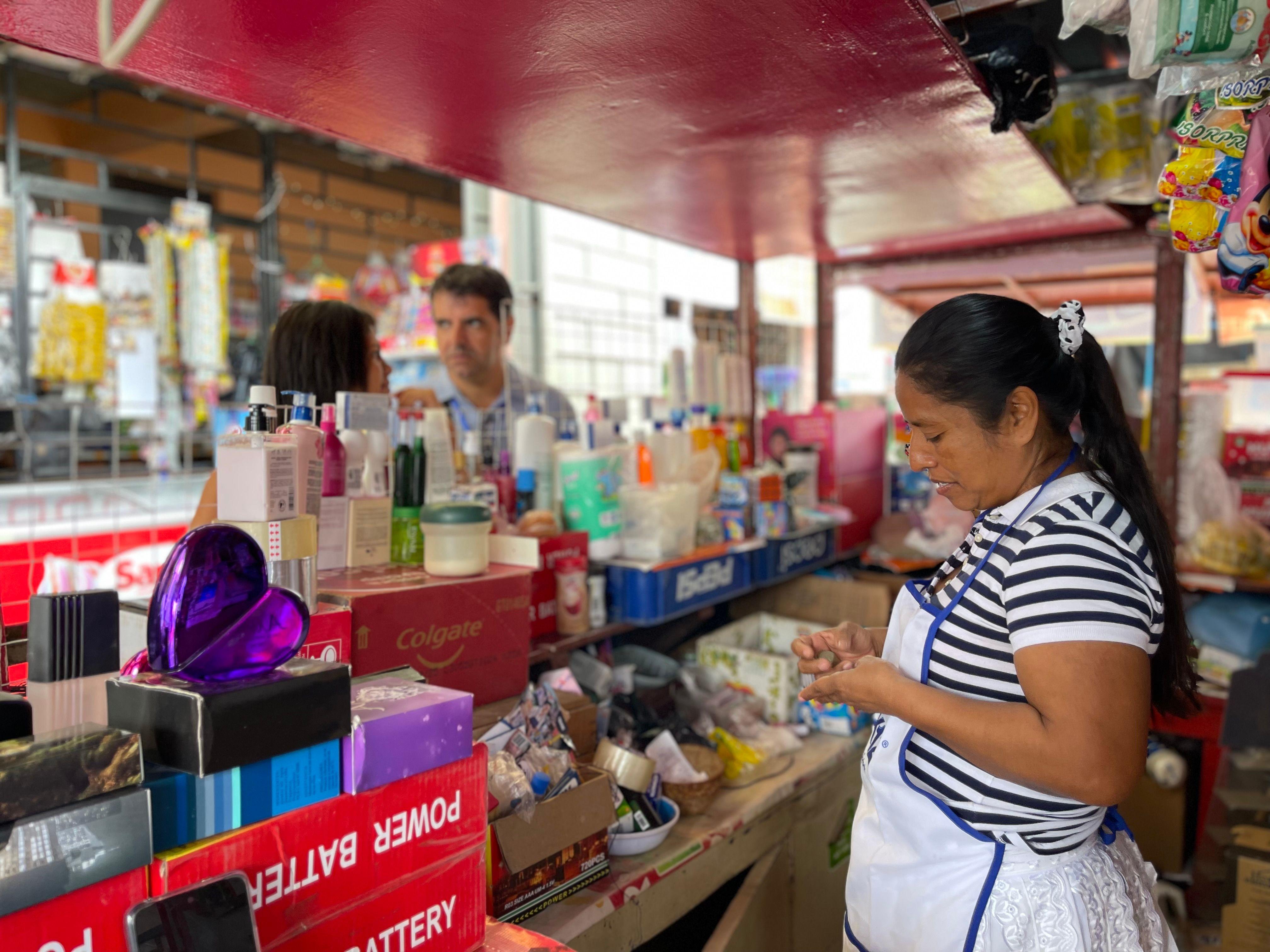 Tere en el puesto que tiene en el mercado Colón de Santa Ana, El Salvador, en febrero de 2024.