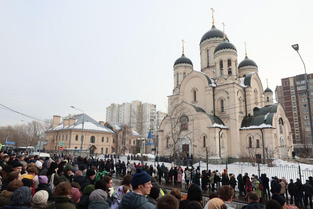 Gente ante la Iglesia donde se celebró el funeral de Navalny