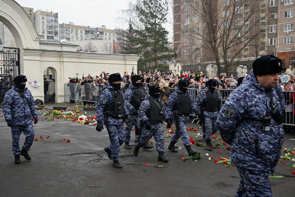 Policías salen de la iglesia donde fue el funeral de Navalny