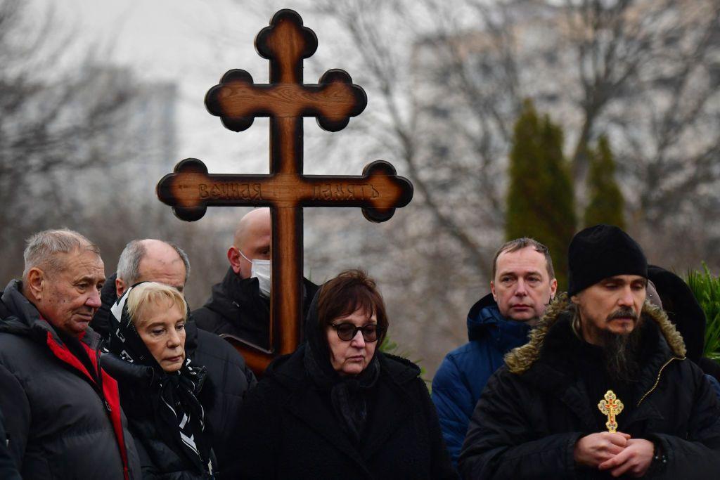 El padre y madre de Navalny ante una cruz.
