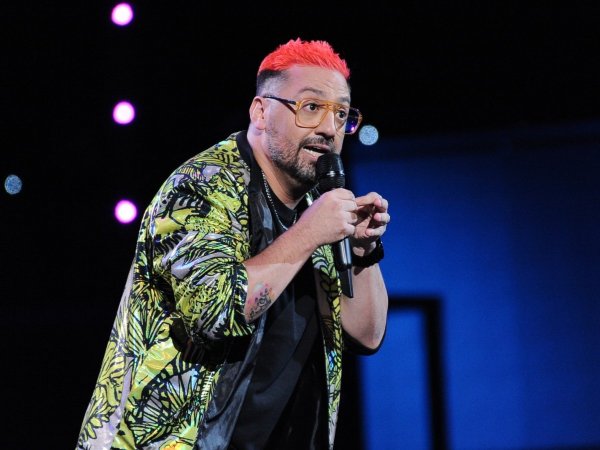 Álex Órtiz actuando en el Festival de Viña del Mar 2024