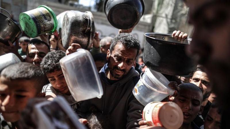 Palestinos buscando agua en Gaza