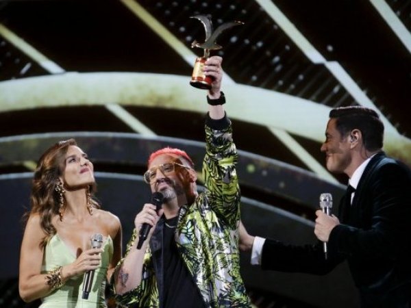 Álex Ortiz con Gaviota de Oro en Viña