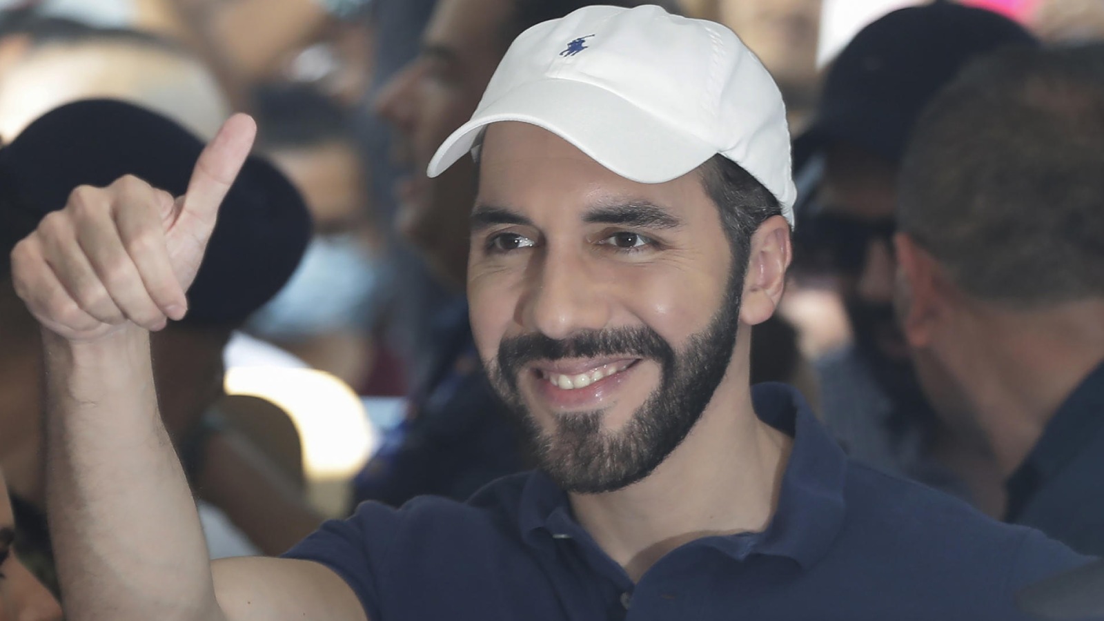 Nayib Bukele votando en elección de alcaldes de El Salvador