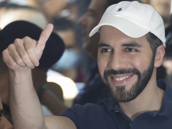 Nayib Bukele votando en elección de alcaldes de El Salvador